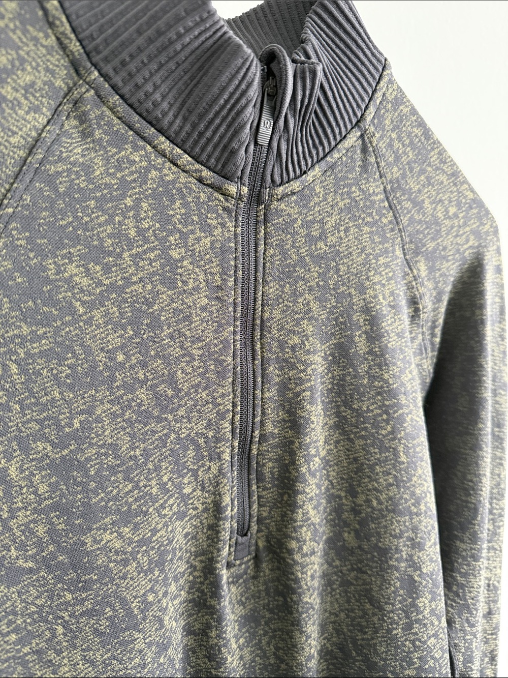 Lululemon black and green Heather Mock Neck Athletic Top size 8